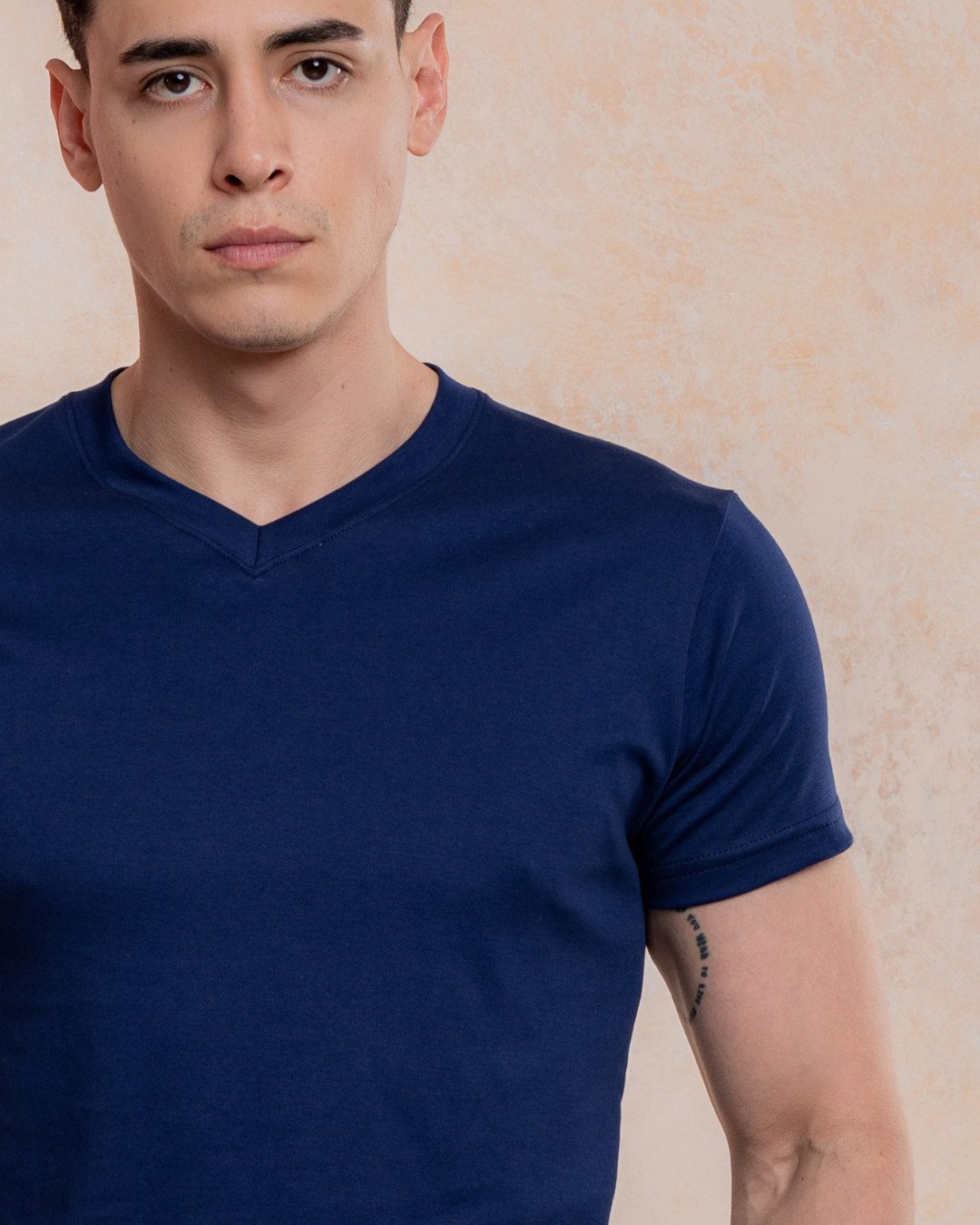 Polo Básico Cuello V – Algodón Pima